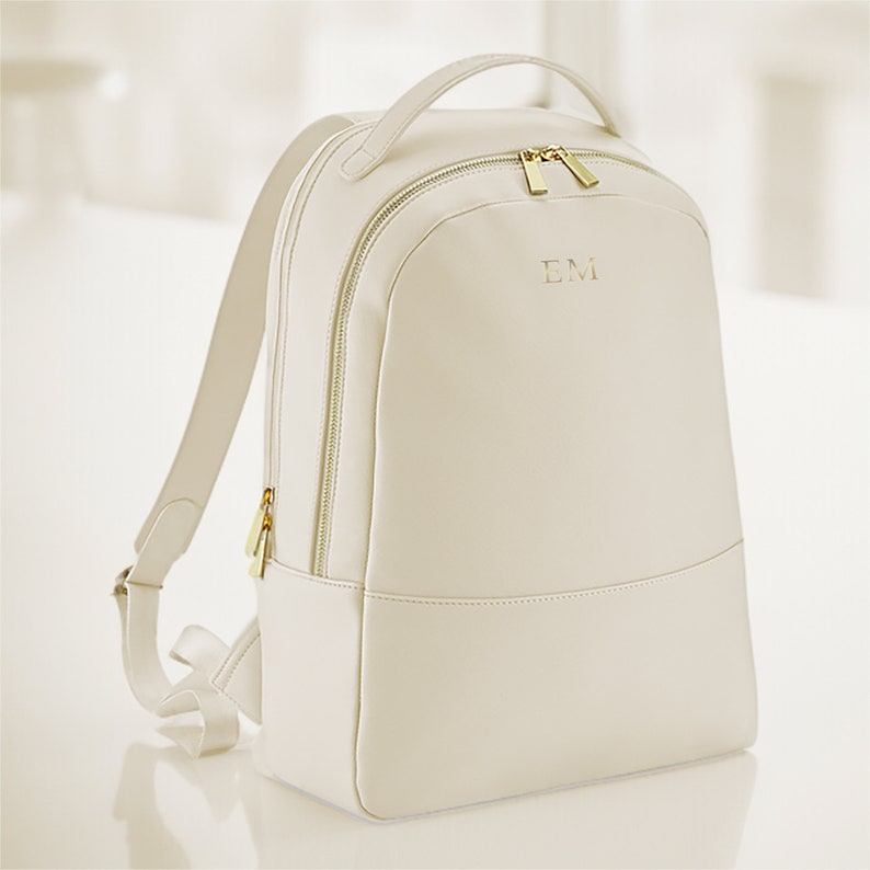 Gift idea for bridesmaids – personalised backpack on neutral bedding
